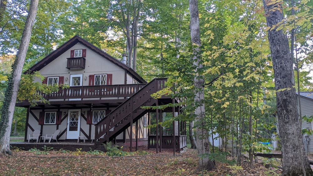 Chalet w Loft Near Sleeping Bear 2552