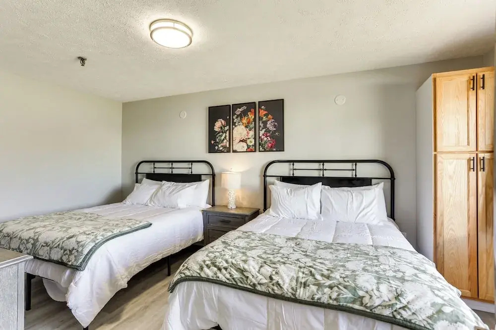 Golf, Shop, Tour & More: Oakland City Apartment