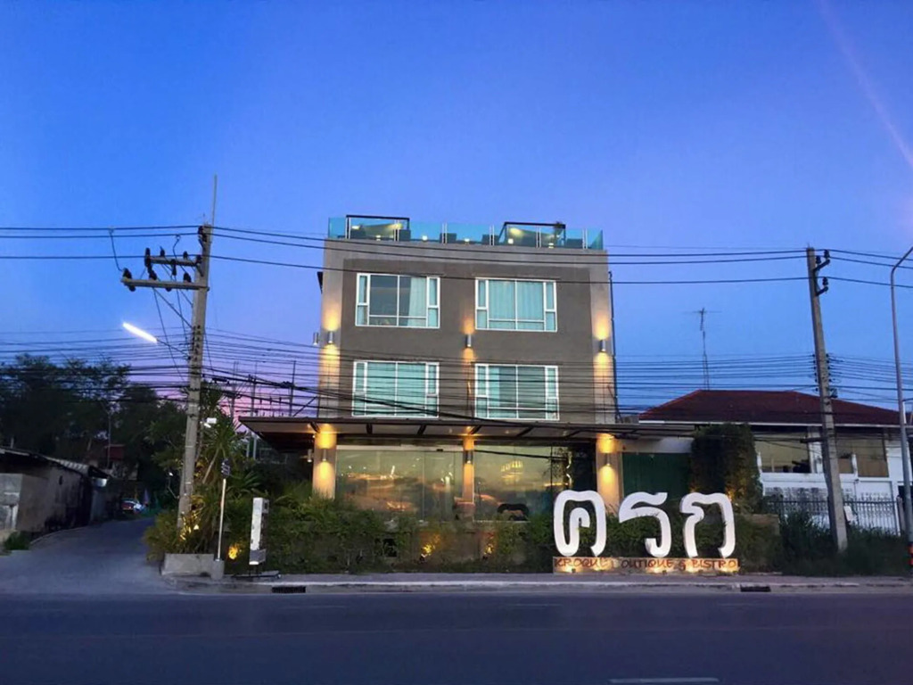 Kroque Boutique & Bistro
