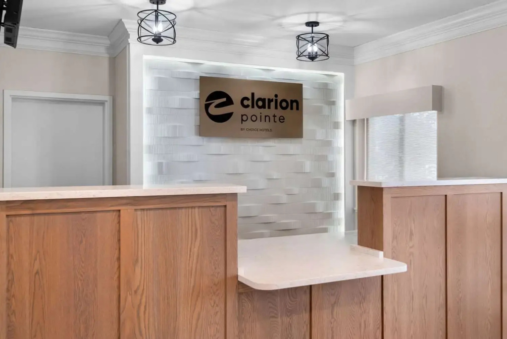Clarion Pointe Mattoon near University