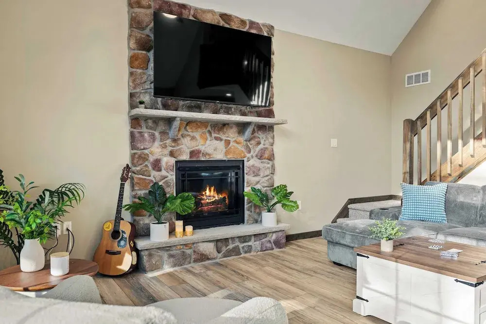 Waterfront Priv Dock, Hot Tub, Game Room Lakeview Sunset Heaven by Avantstay