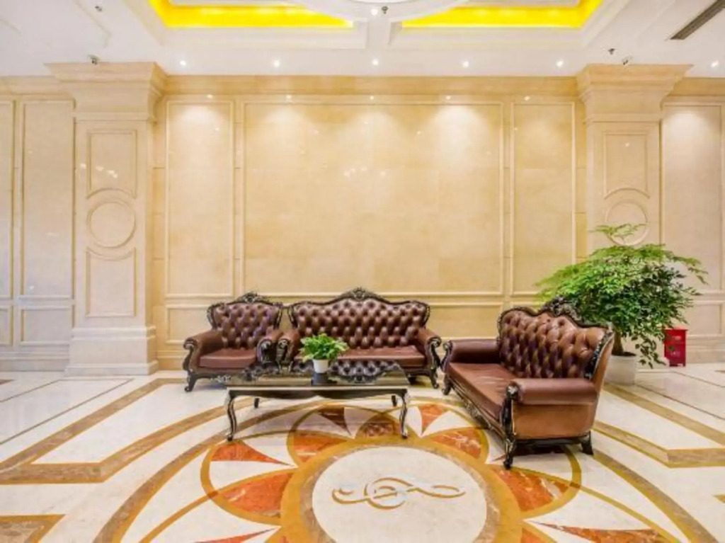 Vienna Hotel (Chongzhou High Speed Railway Station)