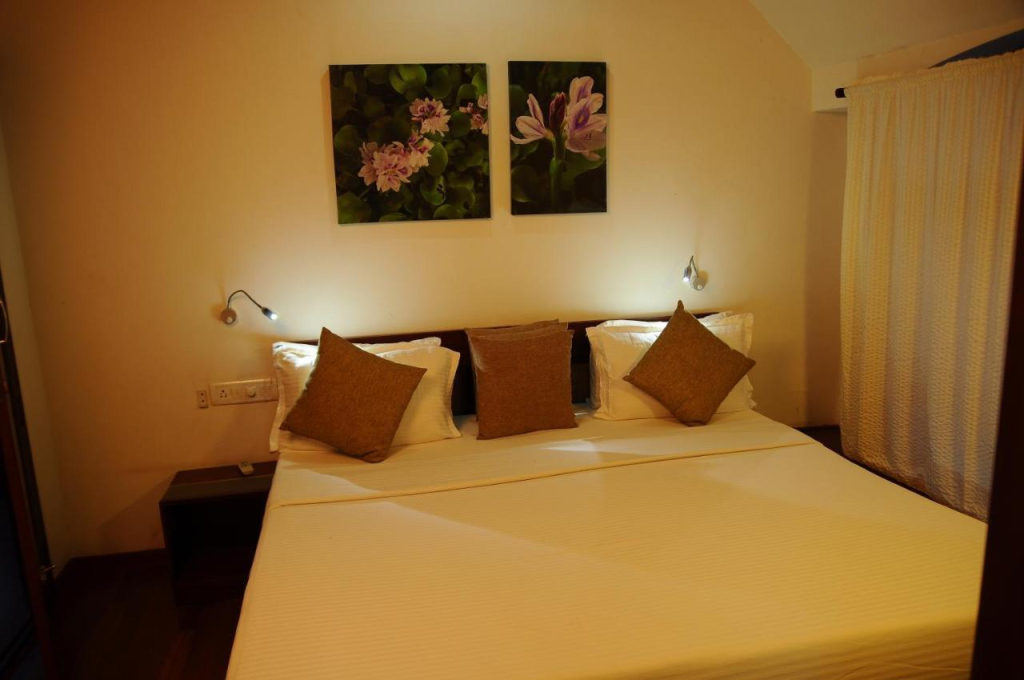 1 BHK Houseboat in Near Pallathurathy Bridge, Alappuzha, by GuestHouser (D087)