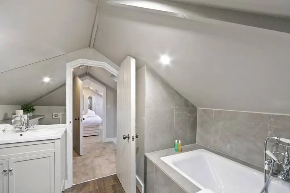 Special Offer- 5 bed Victorian in Zone2