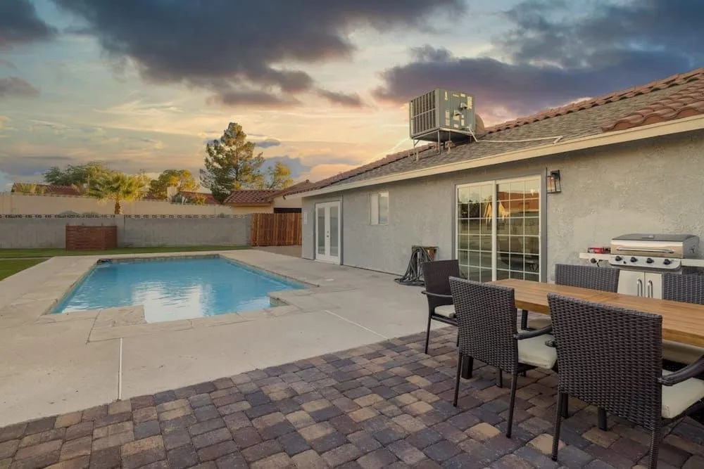 Saratoga A Bright Modern Pool Home in Vegas