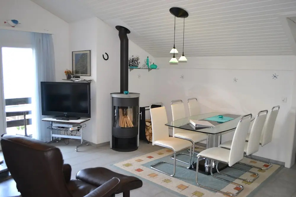 Two-bedroom Apartment for 4-5 Guests With Lake and Mountain Views