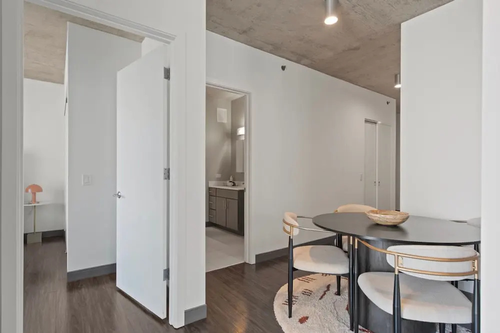 Loop City Views 2BR Apt Near Riverwalk