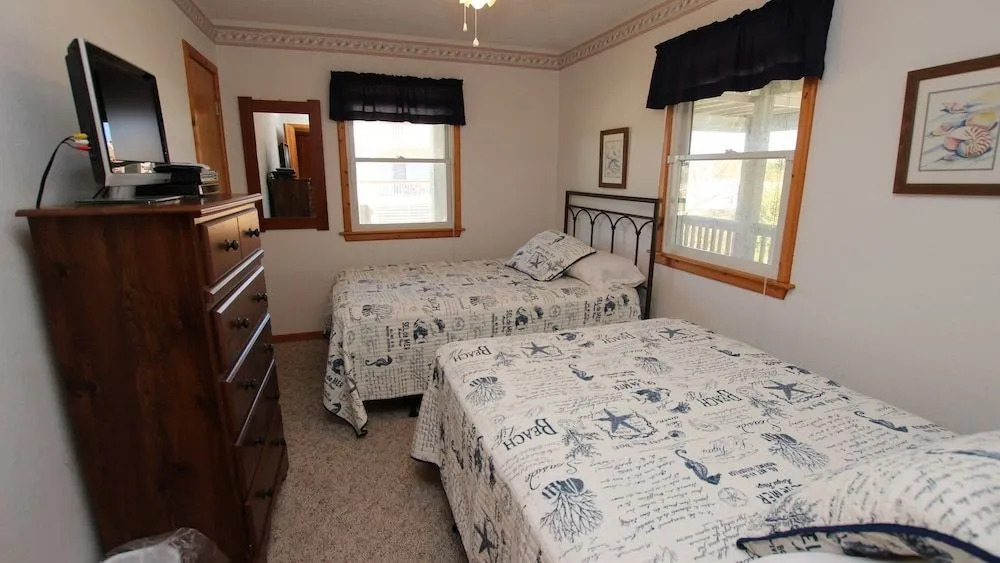 Momma's Happy, Daddy's Broke - 4 Br home by RedAwning