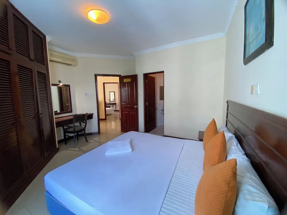 Lux Suites La Vida Sunrise Apartments