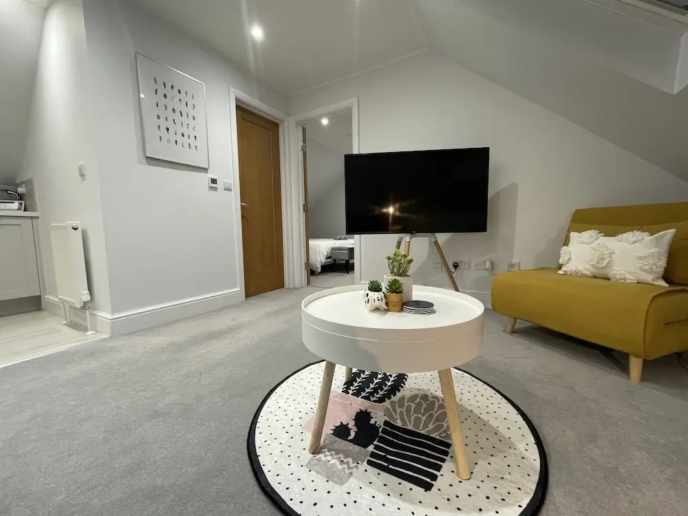 5 Star Unique Luxury Detached Apartment in Windsor