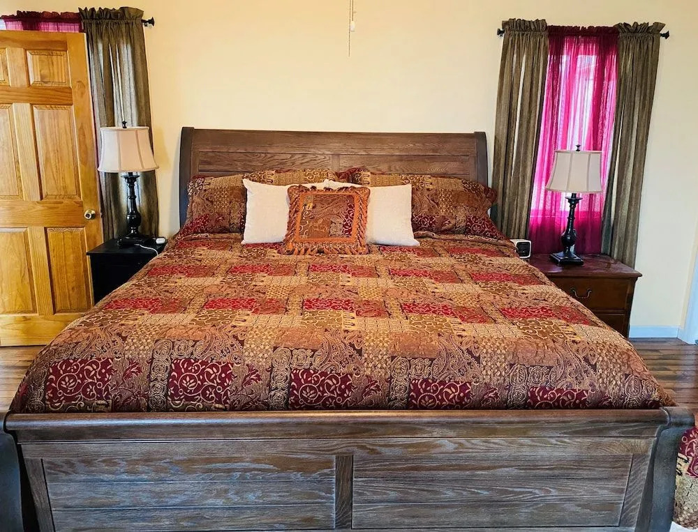 Bear's Mountaintop Views 3 Bedroom Chalet by RedAwning
