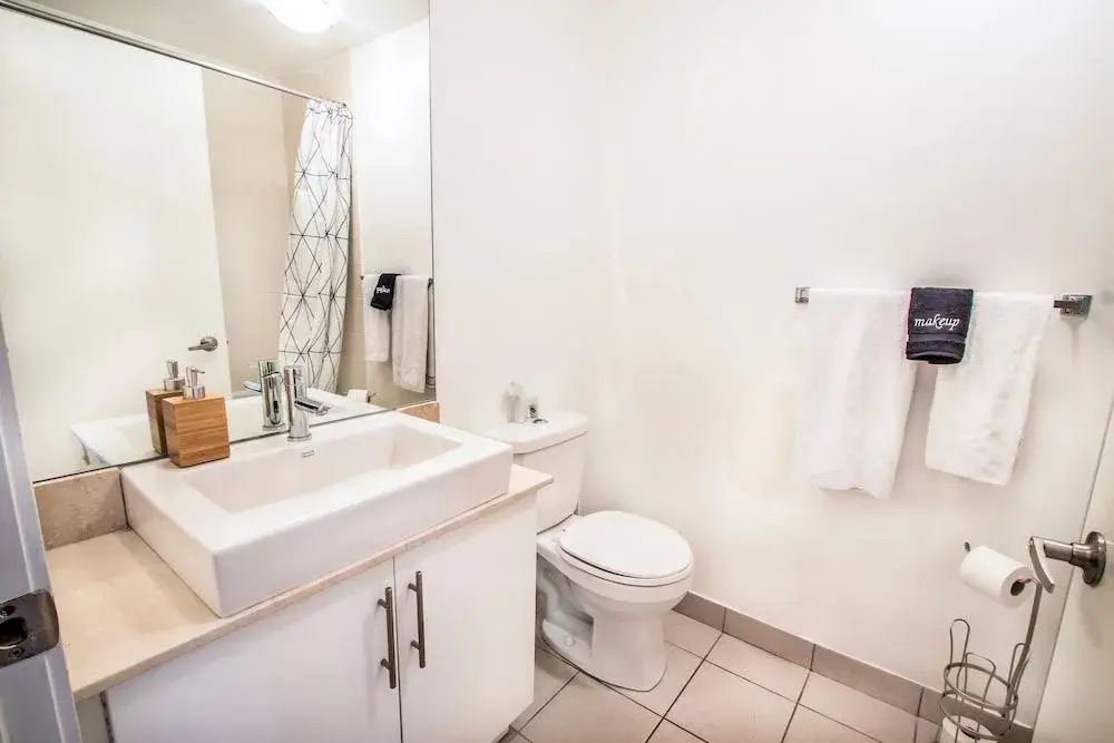 MiCasa Suites - Stylish Condo in Maple Leaf Square