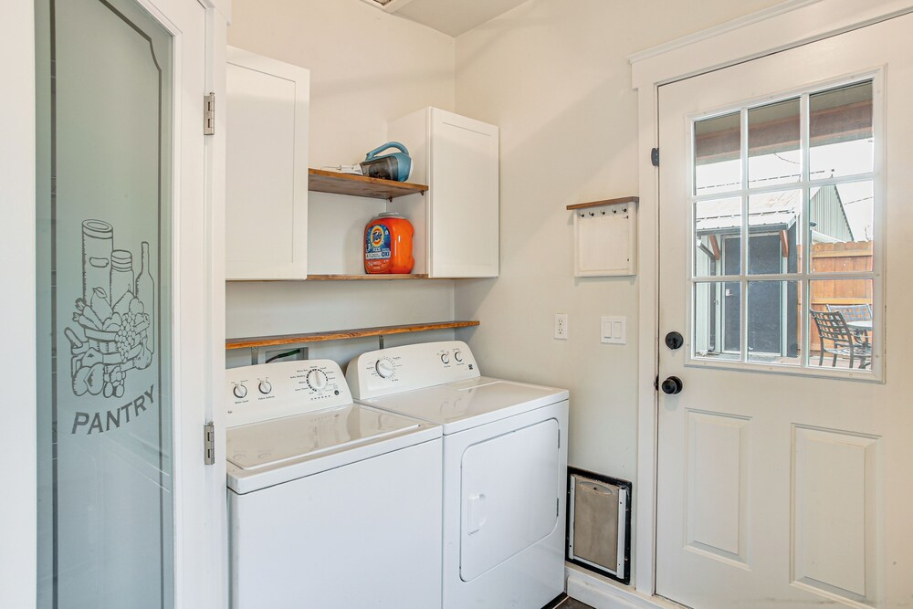 3 Mi to Coeur D'alene Lake! Cozy Mtn-town Getaway