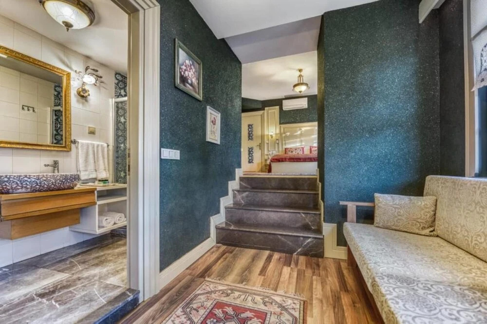 Vibrant Suite Located in Heart of Historic Area