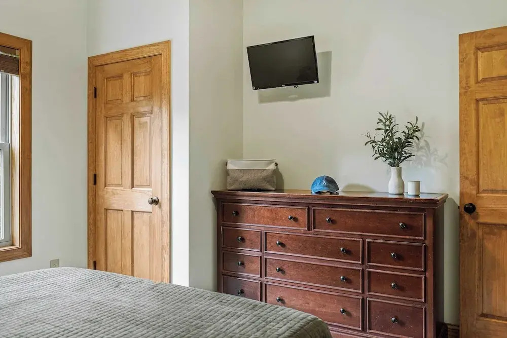 Sleeps 18 Lake Access, Game Room, Close to Skiing Otter Banks by Avantstay