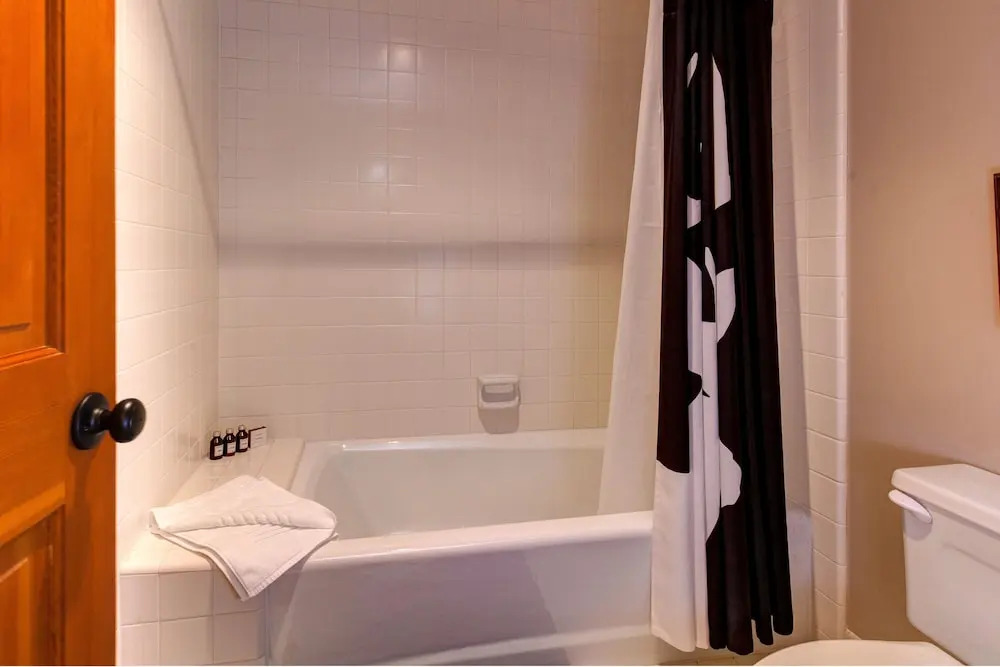 Abode at Ontario Lodge