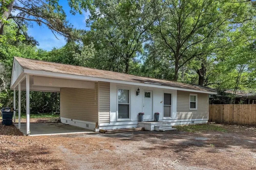 Cozy And Peaceful - Great Outdoor Space 3 Bedroom Home by Redawning