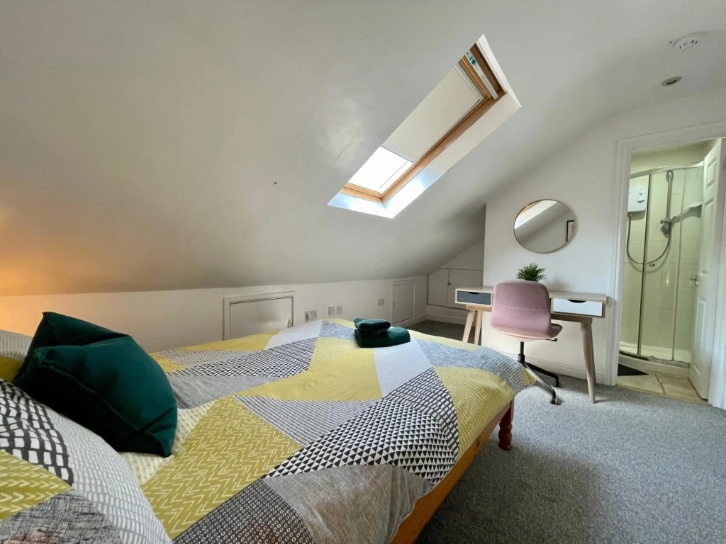 6 Person, 4 Bedroom Light, Warm & Modern Apartment