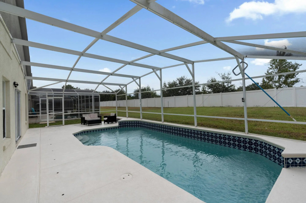 Cozy 5 bedrooms, tranquility right next to Disney!