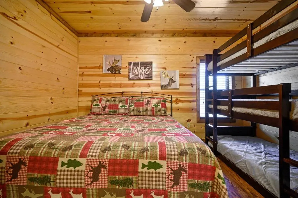 Blossom Belle Lodge Luxury cabin 4 Bedroom, 3.5 Bath sleeps 11