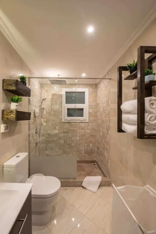 Xuru Stays I Waterfront Designer 2BR - 5 min to Airport