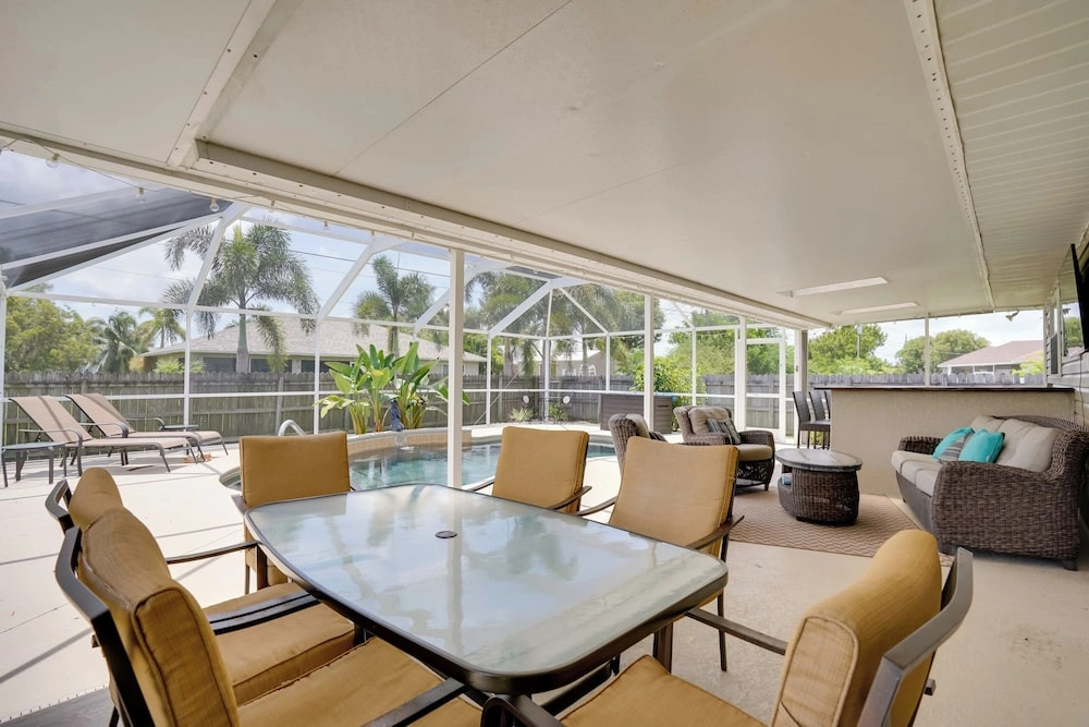 Pool & Outdoor Bar: Cape Coral Home