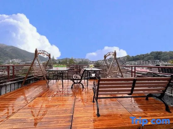 Phoenix Yixiao Qingcheng River View Homestay