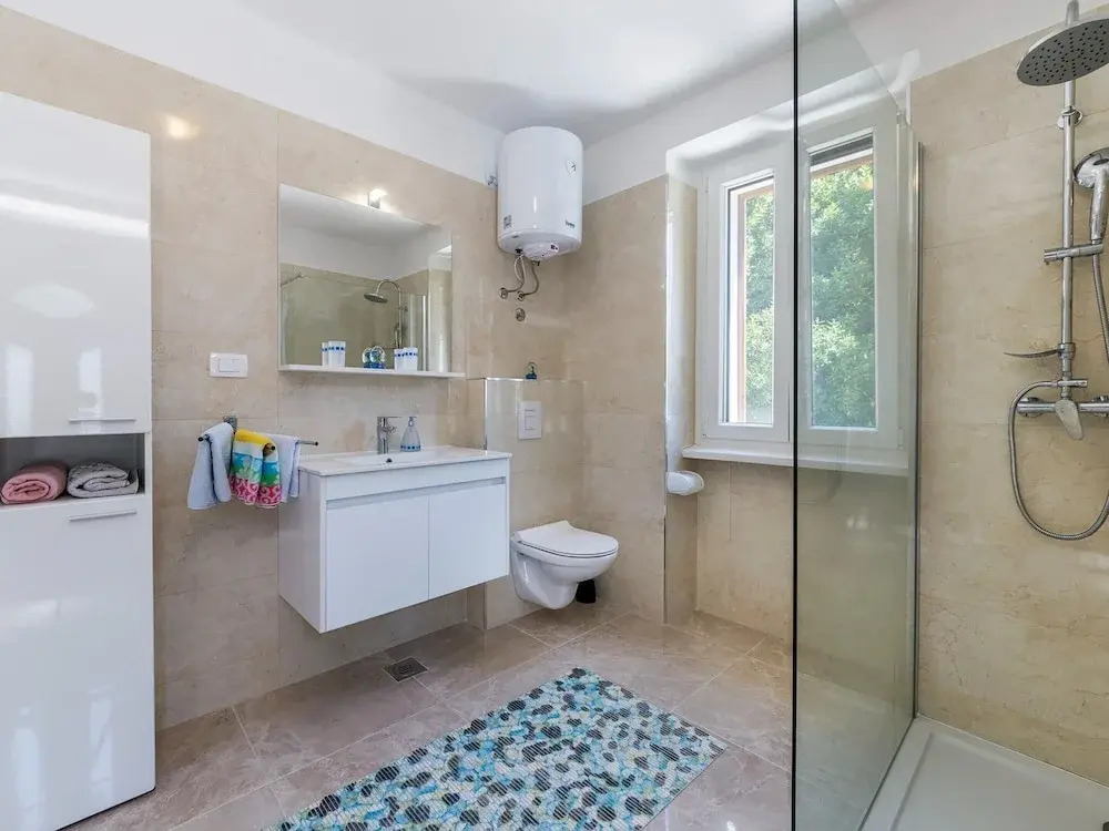 Large Holiday Home With Swimming Pool
