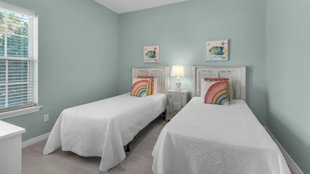 .2 Miles From Beach, Bright and Modern Townhome, 3bd, 3bth