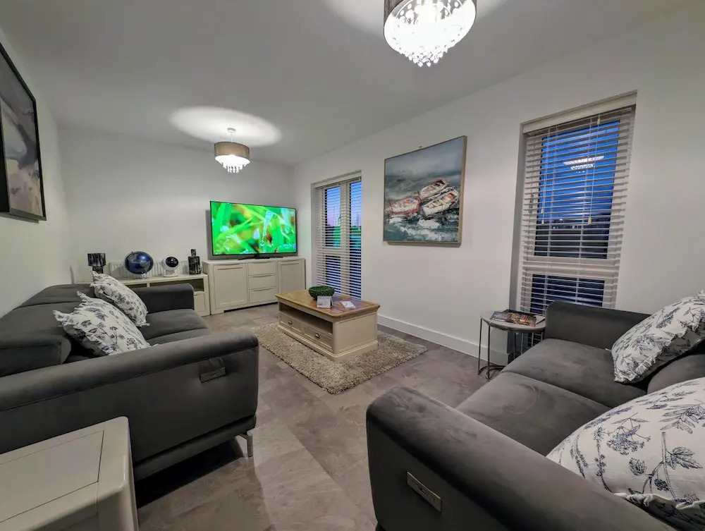 Charming 4-bed House in Newport