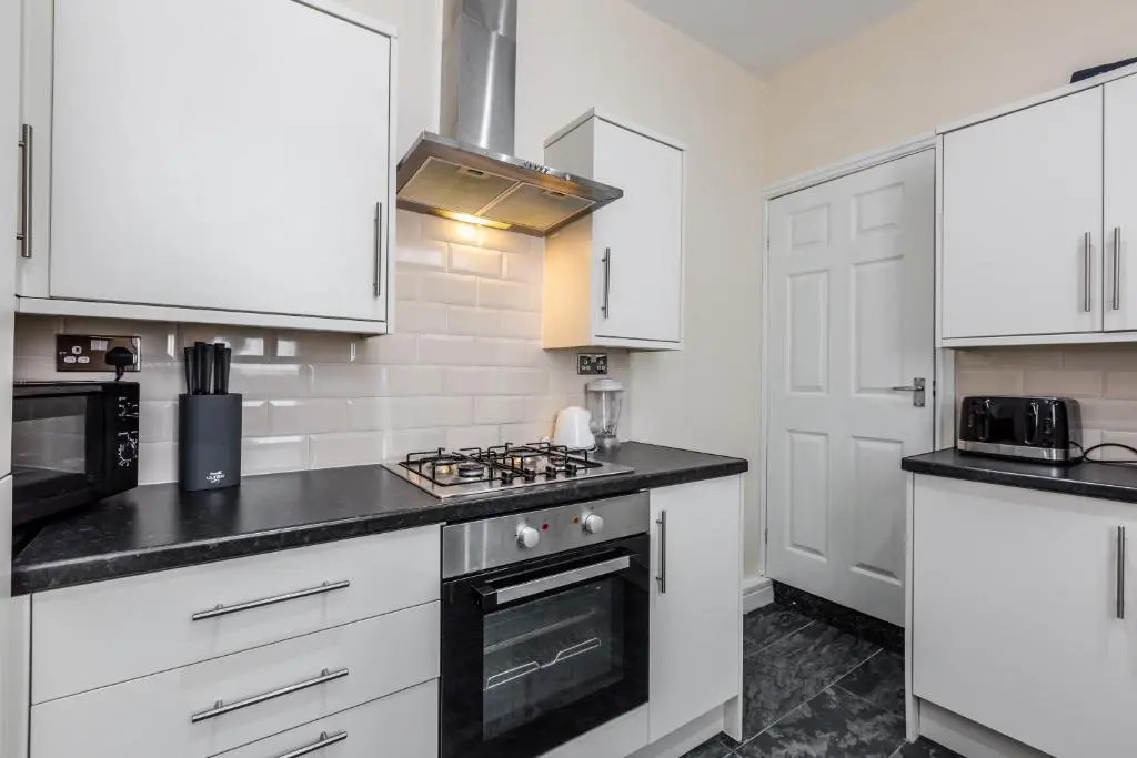 JETSON HOUSE - LUXURY 4-BED WITH KING SIZE BEDROOM Near Etihad