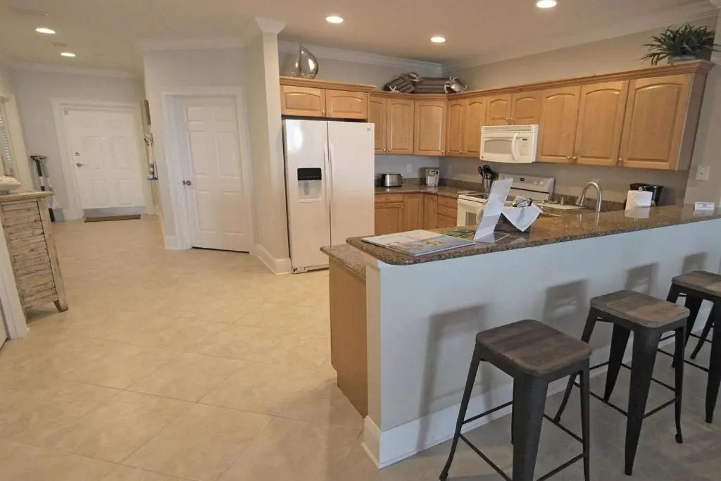 806 Harborview Grande
