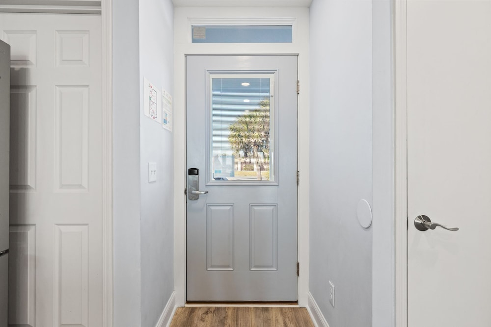 Go-jo Getaway! Coastal Comfort, 2BR Beachfront Townhouse, Sleeps 6