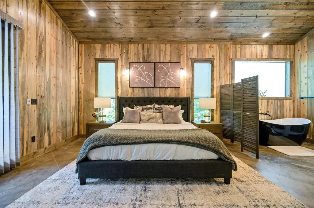 Vacana Blackwater Waterfront Couples Cabin, HotTub, FirePit, Pet Friendly