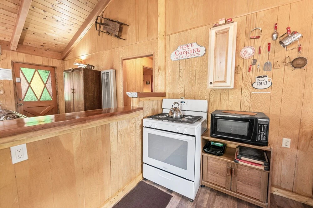 Knotty Pine Chalet - 2br/1ba/walk To Lake And Village/fireplace/wifi/smarttv/barbeque/fencedyard 2 Bedroom Chalet