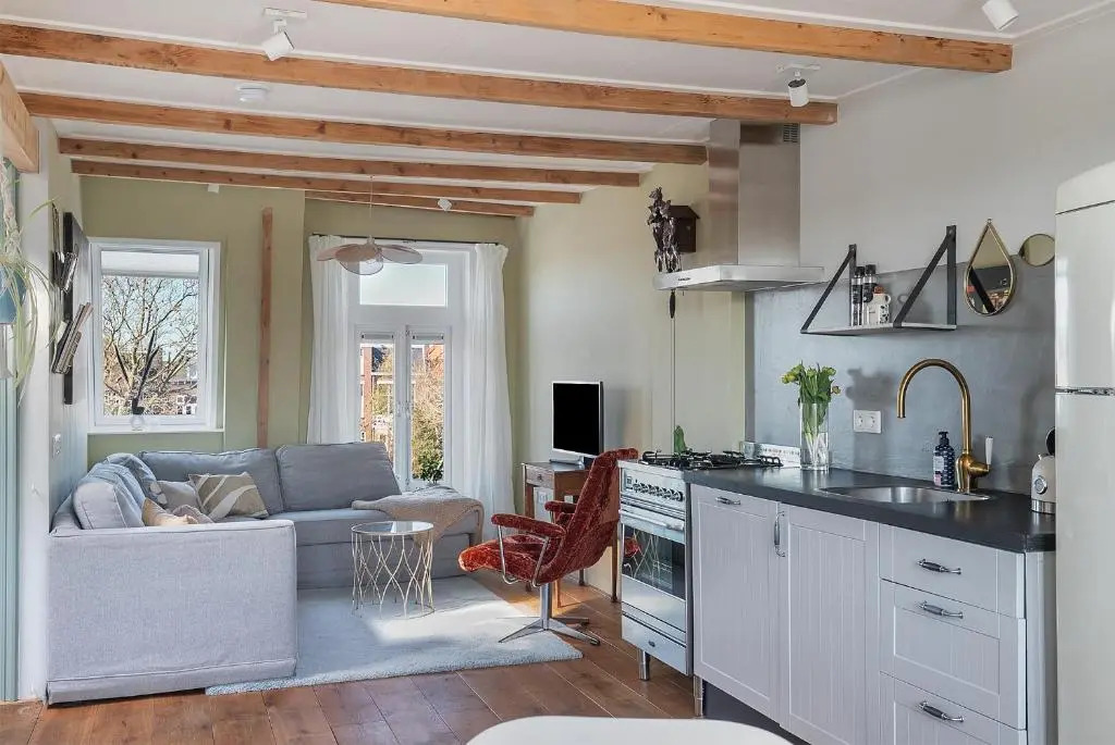 Uniek verblijf in herenhuis, eigen appartement op de tweede etage van ons huis