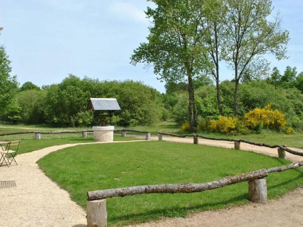 Maison de Vigneron Restaurée avec Jardin Clos, Équipement Complet, au Cœur dune Forêt - FR-1-381-218