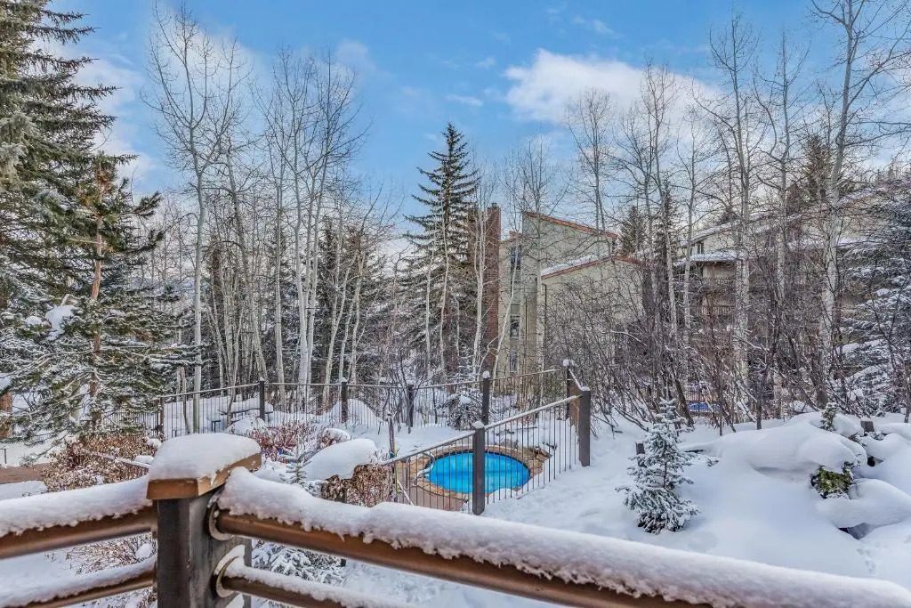 Laurelwood Condominiums Studio Premier Unit 305