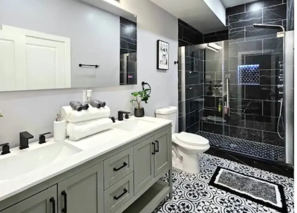 Cozy Home near City Center with Hot tub