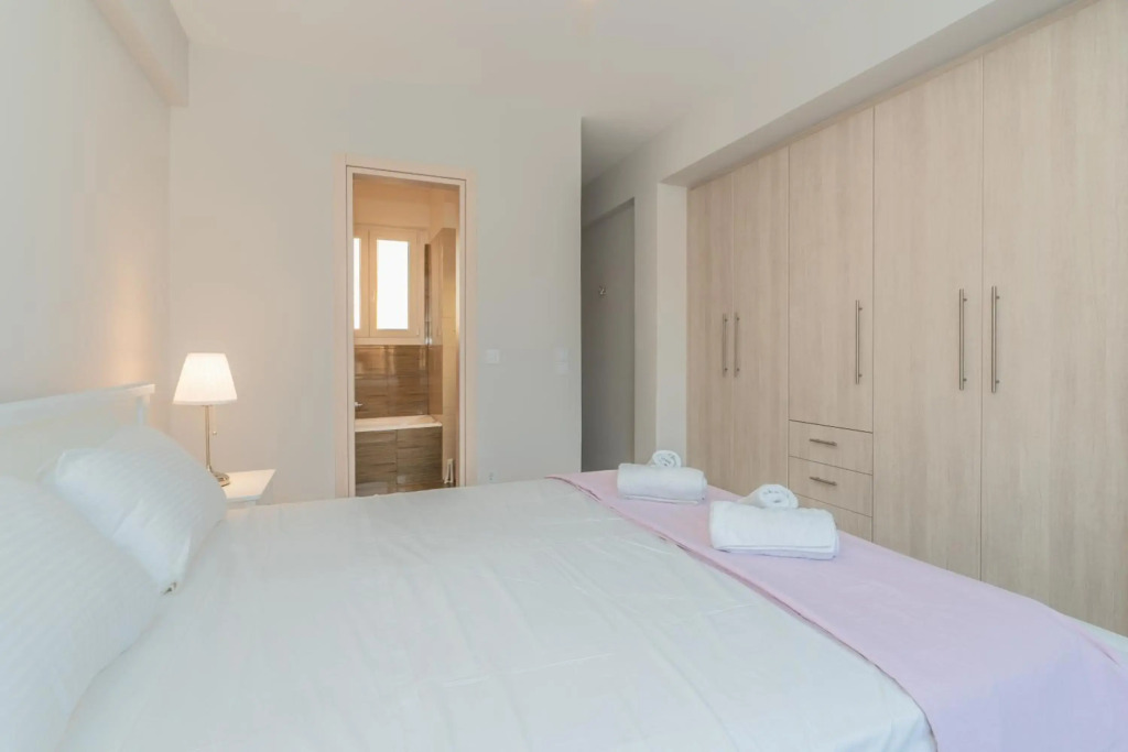 Sunny penthouse w/ Acropolis view next to metro