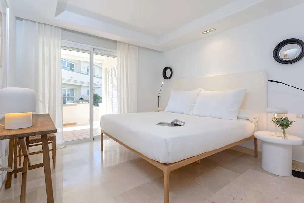 Bright Apartment Front of Beach Guadalmansa Beach