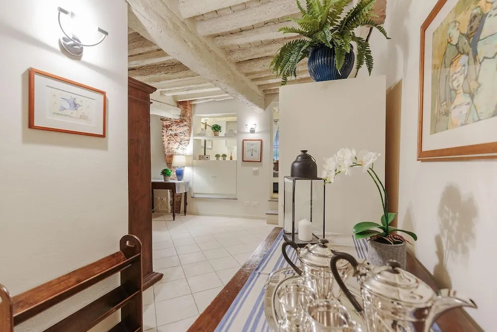 The 1400 s Apartment