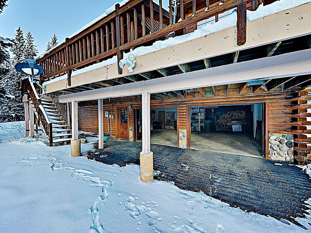 New Listing! Lovely Log Mountain W/ Fireplace 5 Bedroom Home