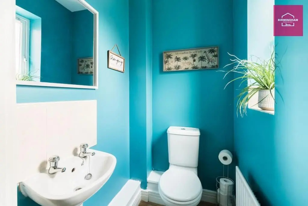 Modern 5 Bedroom Townhouse By City Centre & JQ - 9 Separate Beds, 2 Baths and Parking