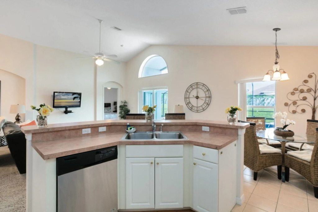 Beautiful 4 Bedroom 3 Bathroom pool & spa Villa villa