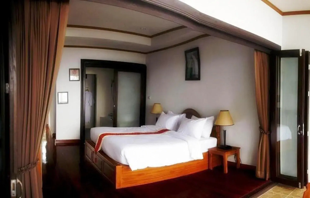 Lipa Bay Resort
