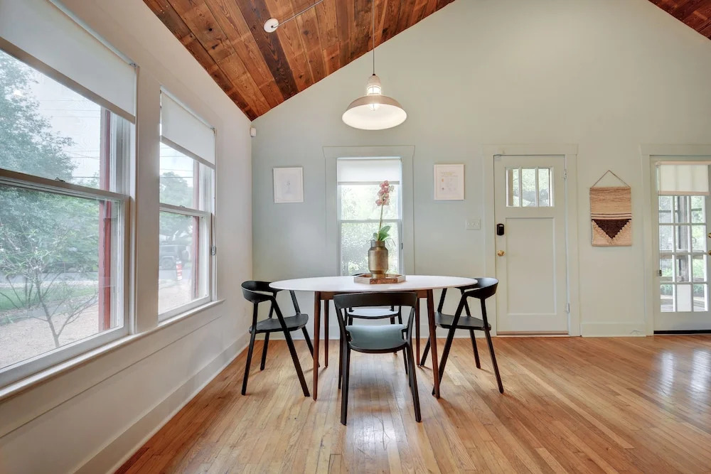 Oak-Shaded House in Bouldin - 2 Br Home
