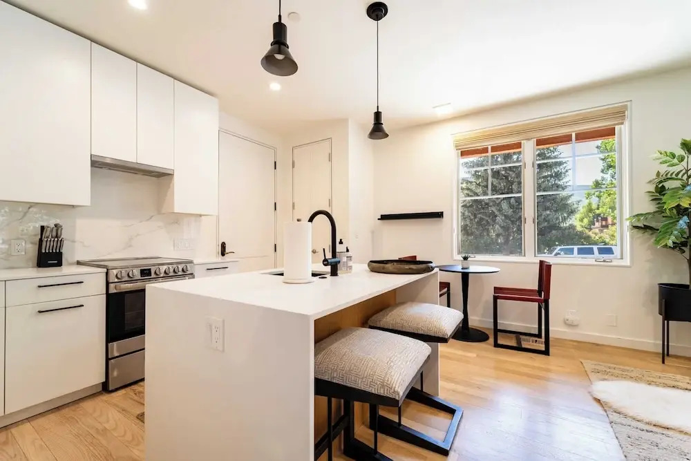 Aspen Hideaway by Avantstay Walk to Aspen, Near Slopes + Pool & Hot Tub Access