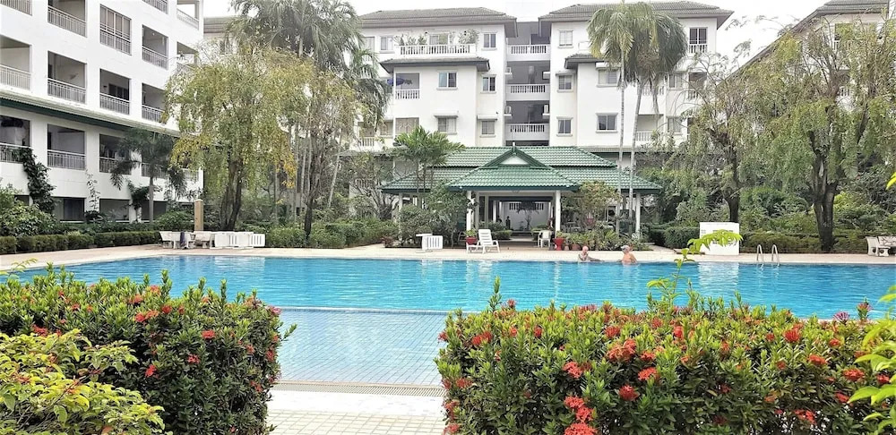 Spacious Corner 1-bedroom Condo With 2 Balconies - Baan Suan Lalana