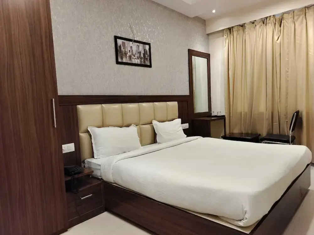 Hotel Golden Crown - 600m to Kashi Vishwanath Temple